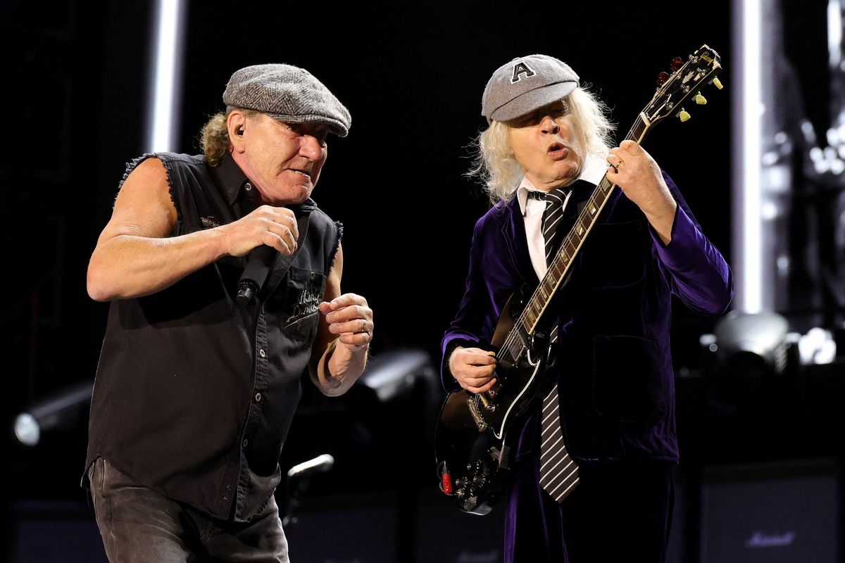 Mrtvý zpěvák, zánět slepého střeva, inspirující sestra. AC/DC je kapela plná příběhů