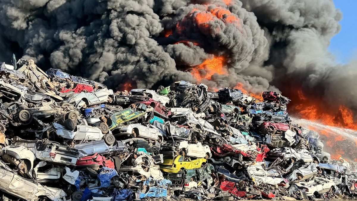Víkendový požár autovraků v České Lípě vyšetřuje kriminálka