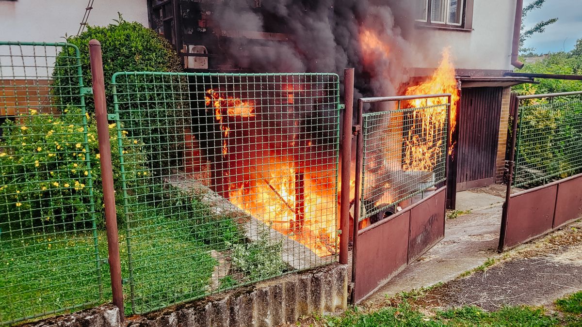 Na Frýdecko-Místecku vzplálo elektrokolo, plameny zachvátily celou garáž