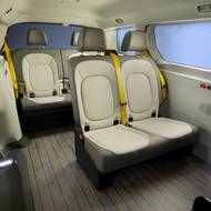 Přepravní prostor nabízí čtyři místa k sezení a speciální tlačítka pro ovládání vozu či komunikaci s operátorem.