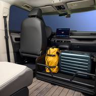 Vpředu zůstal volant i sedadlo řidiče, místo spolujezdce nahradil úložný prostor.