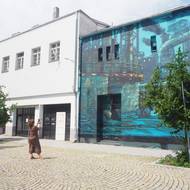 K zemi půjde i dům s graffiti na Stodolní ulici.