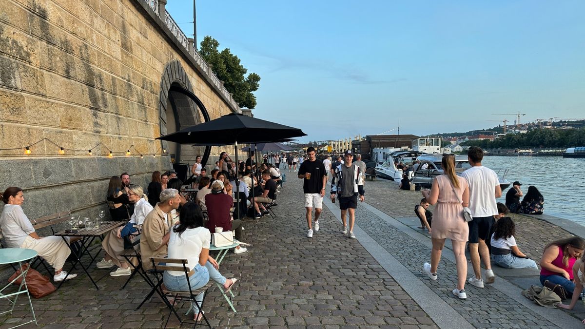 Boj o budoucí fungování pražských náplavek. Rada utáhla kohoutky. Opozice protestuje