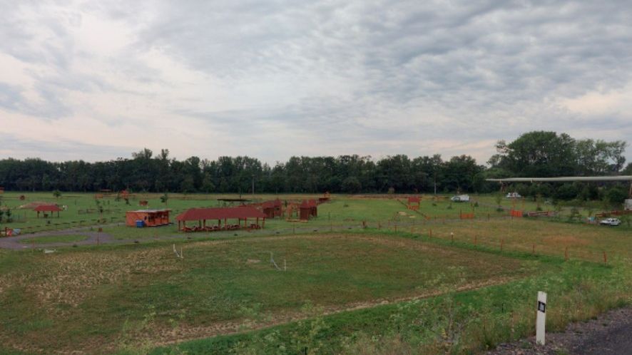 Dvě zraněné děti odvezli do nemocnice ze zooparku na Mělnicku