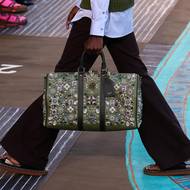 Módní dům Louis Vuitton ukázal i nové zdobené tašky.