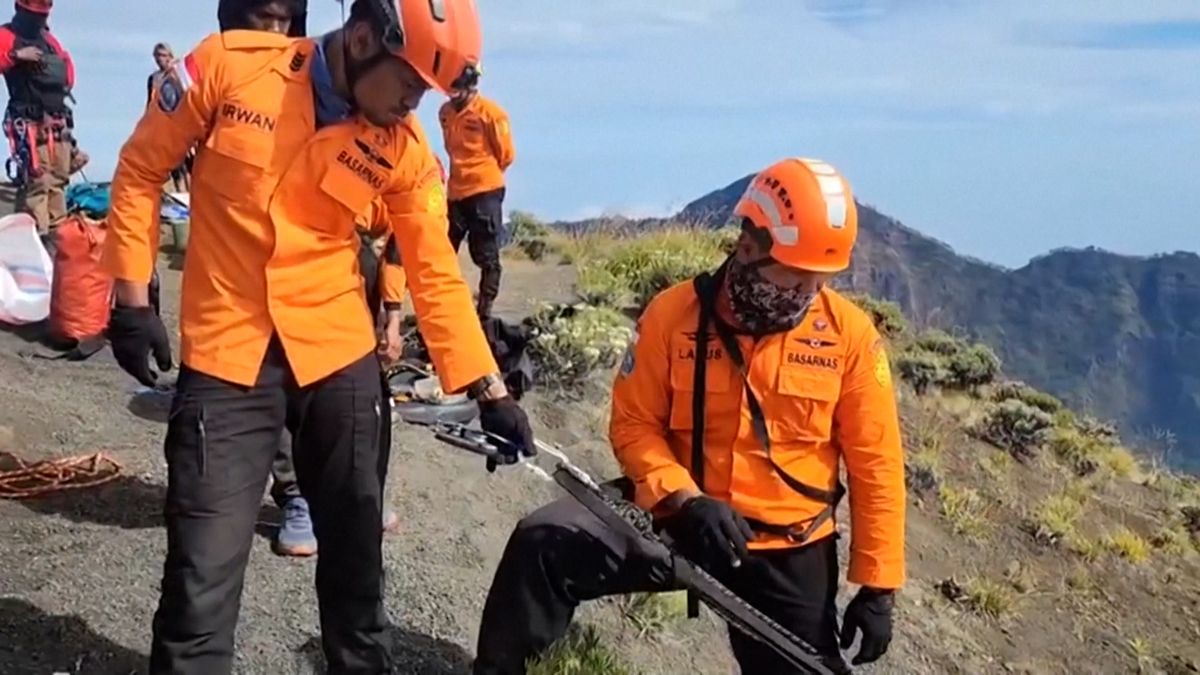 Turistka několik dní umírala po pádu z hřebene sopky