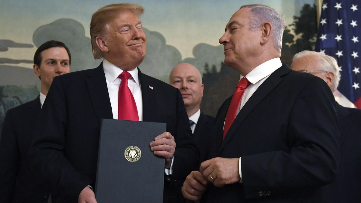 Skvělý válečný premiér. Trump požaduje zrušení korupčního procesu s Netanjahuem