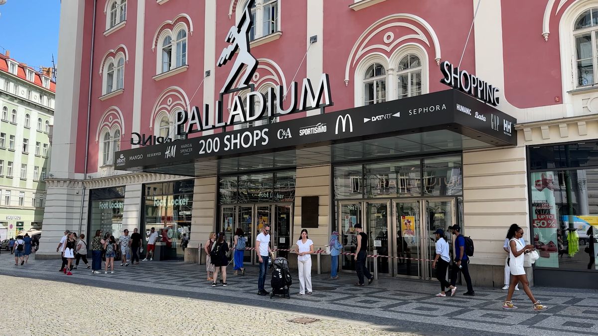 Policejní manévry: Tři obří nákupní centra v Praze jsou uzavřena