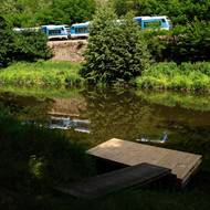 Po protějším pravém břehu je vedena železniční trať č. 212, nejbližší zastávkou jsou Vilémovice.