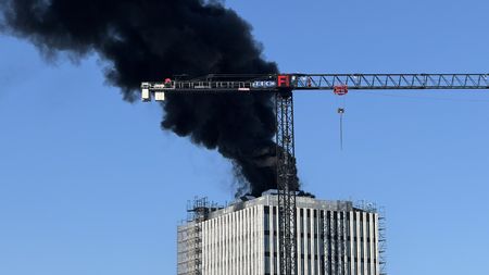 V centru Berlína hoří věžák, ozývají se exploze