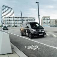 Autonomní Volkswagen ID. Buzz AD vychází z elektrické dodávky s prodlouženým rozvorem a má zvýšenou střechu. 