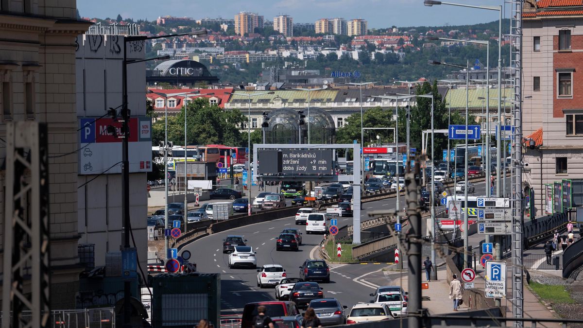 Prodej ojetých aut klesl o třetinu, táhly elektromobily