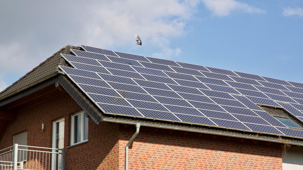 Čtyři nové trendy ve fotovoltaice: Od střech plných panelů k chytré energetické nezávislosti