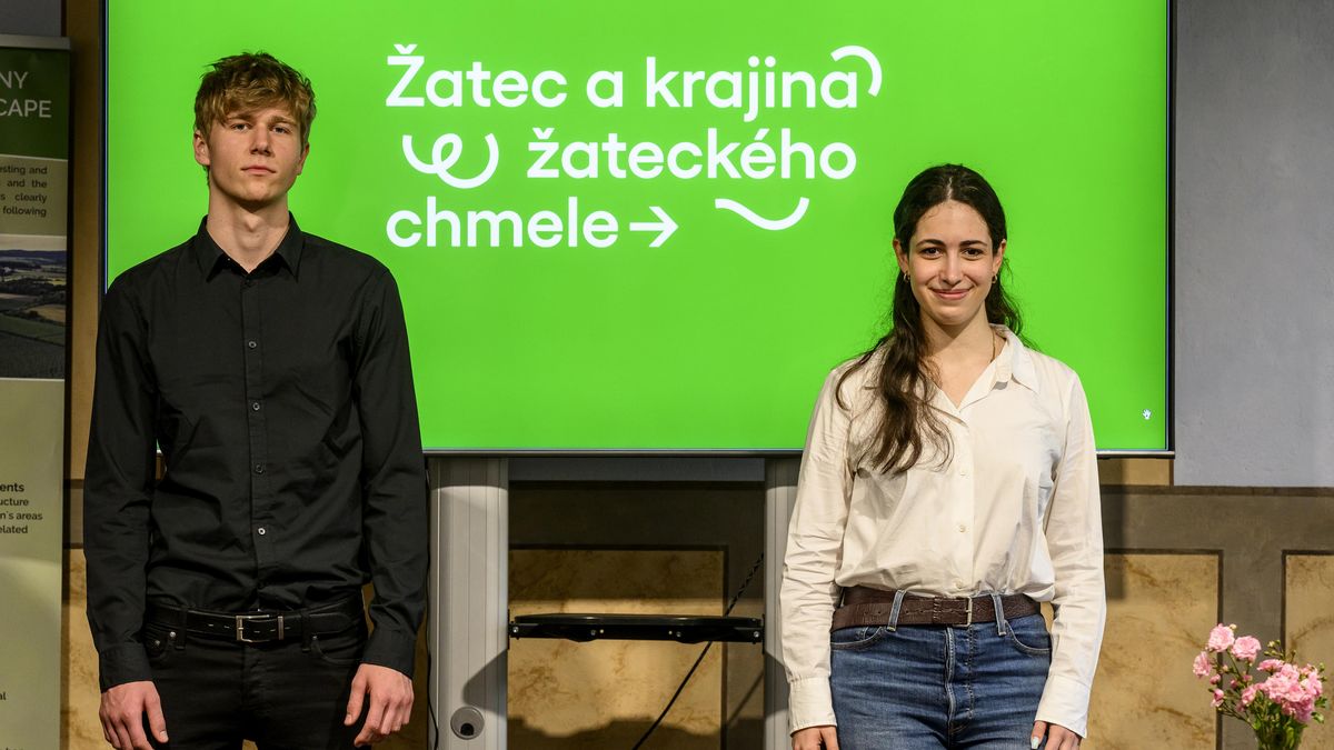 Žatec má kvůli ochraně UNESCO nové logo. Je v něm šipka i chmelové výhonky