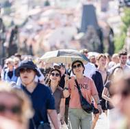 Asijští turisté se chrání před sluncem mnohem více než Evropané.