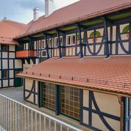 Budova Slunečních lázní uchvátí nádherně provedeným hrázděním.