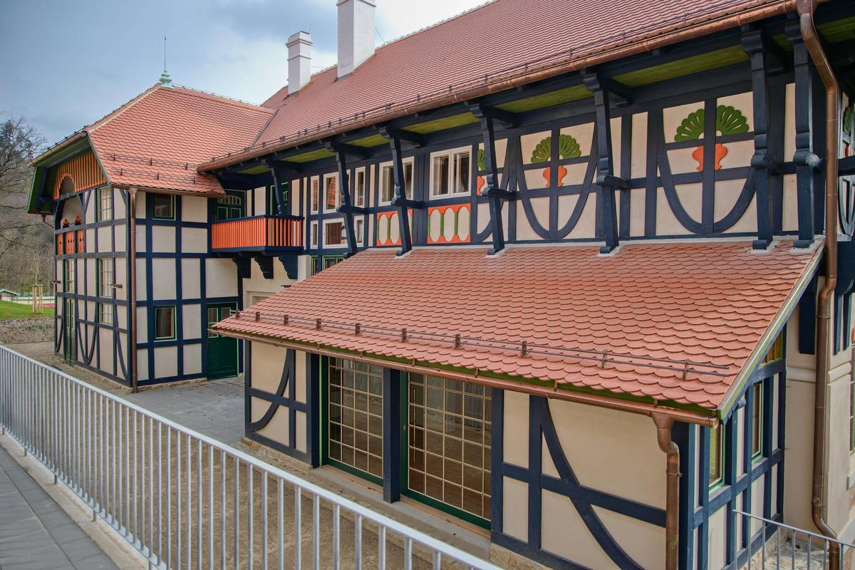 Budova Slunečních lázní uchvátí nádherně provedeným hrázděním.