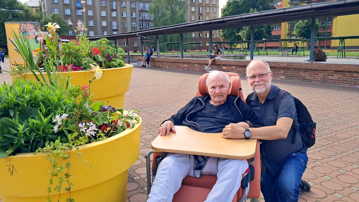 V práci se věnuje dětem, ve volném čase seniorům. K dobrovolnictví se učitel dostal náhodou