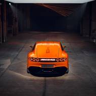 Záď zaujme nevšedními kulatými světly nebo LED panelem pro komunikaci s okolím.