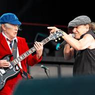 Dva šéfové, Angus Young (vlevo) a Brian Johnson
