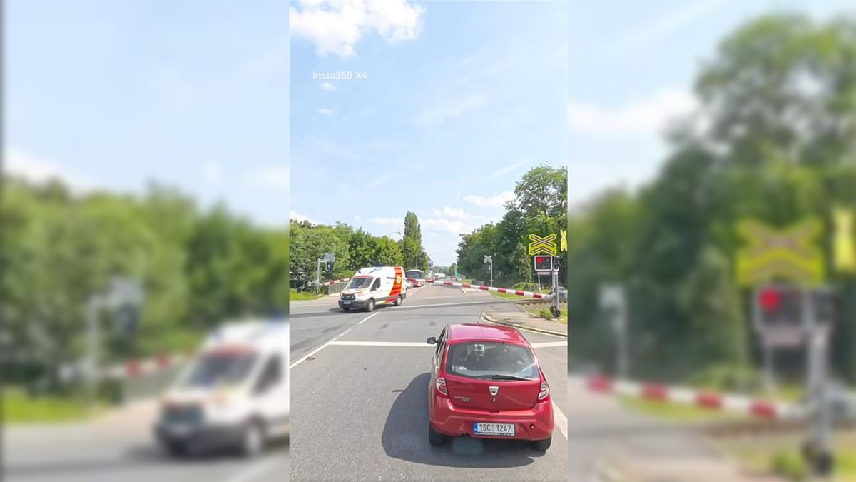 Řidič sanitky v Kolíně prokličkoval na přejezdu mezi závorami