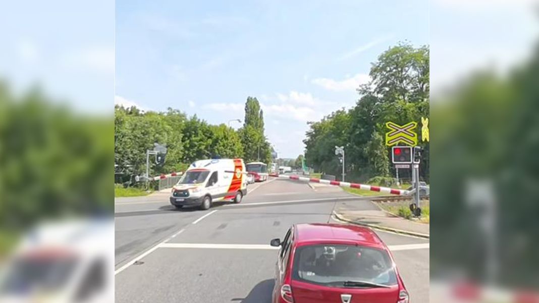 Záchranka vyhodila řidiče, který v Kolíně projel přejezd na červenou