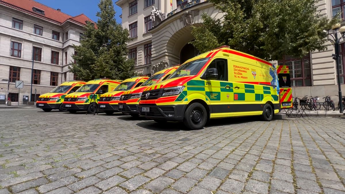 Pražská záchranka předvedla nové sanitky. Čtyřkolky lépe projedou ucpaným centrem