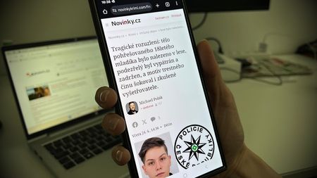 „Tělo 18letého mladíka nalezeno.“ Falešní novináři zaplavují sítě investičními podvody