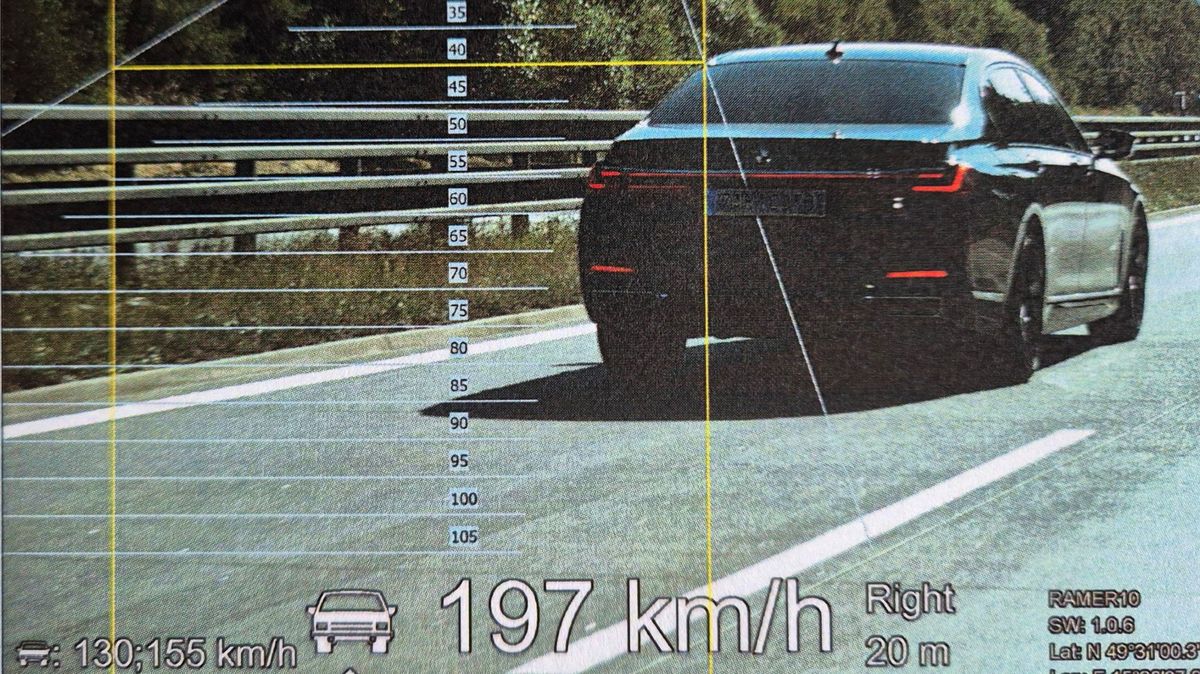 Muž v BMW jel po D1 na Vysočině dvoustovkou. Doklady nepředložil, přesto přišel o řidičák