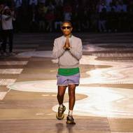 Kreativním ředitelem pánské kolekce Louis Vuitton je v současné době skladatel a zpěvák Pharrell Williams.