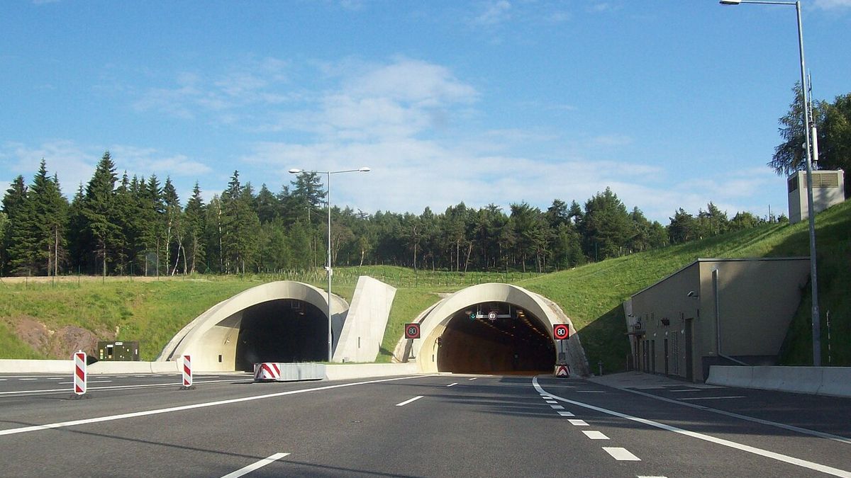 Nejdelší český dálniční tunel se znovu zavře, auta musí na silnice II. tříd