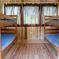 Pokoje v hlavní budově. Pro skauty a výletníky akorát.