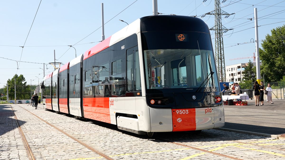 Bez rámusu a zbytečných hluků. Nová tramvaj pro Prahu už vozí cestující