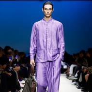 Giorgio Armani přišel s fialovými komplety.
