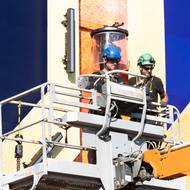 Pracovníci pokračují v budování hlavní scény.