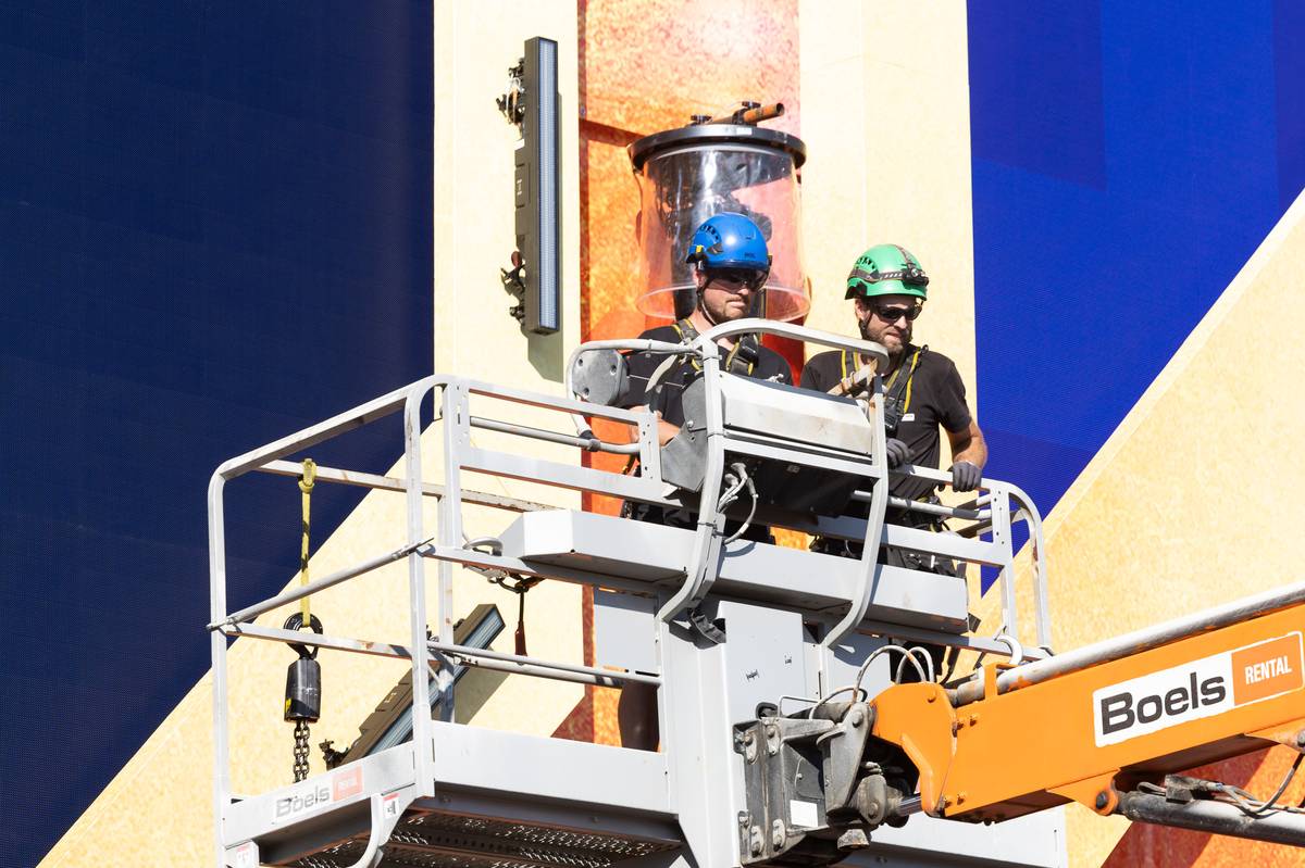 Pracovníci pokračují v budování hlavní scény.