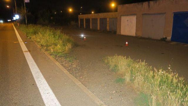 Muž s téměř třemi promile havaroval na elektrokoloběžce v Přerově. Zraněného ho našla cyklistka