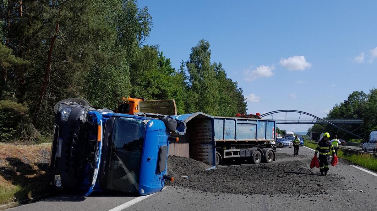 Dálnici D10 u Mnichova Hradiště uzavřela nehoda kamionů