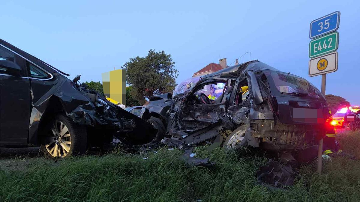 Tragická nehoda na Královéhradecku. Opilý řidič boural, zemřela řidička z druhého vozu