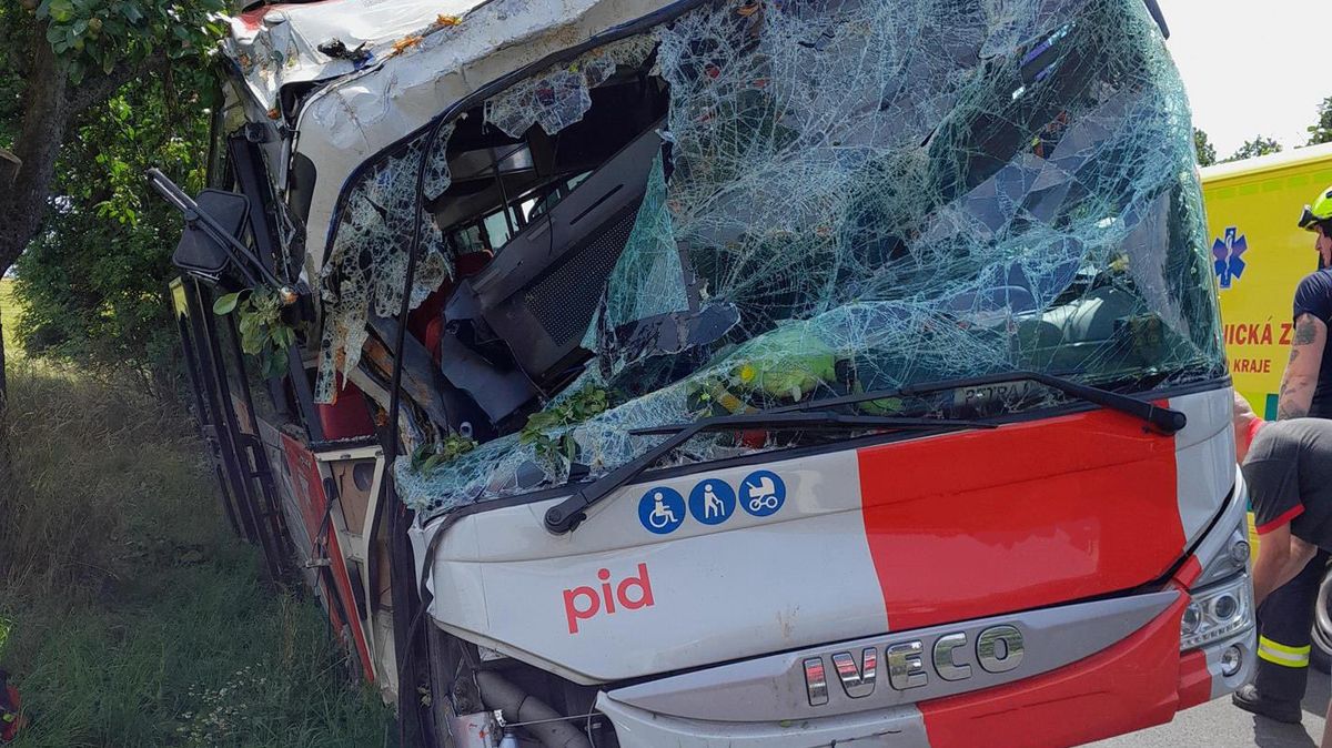 Řidič autobusu se na Mladoboleslavsku vyhýbal autu a narazil do stromu
