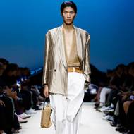 V kolekci Giorgio Armani se hojně objevovaly lesklé materiály.