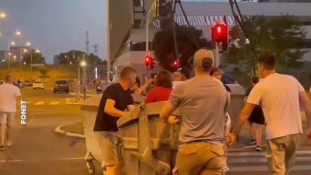 Demonstranti v desítkách srbských měst staví barikády