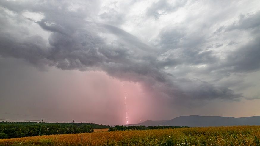 Mraky mammatus a 20 000 blesků. Pondělní bouřky ukázaly zajímavé meteorologické jevy