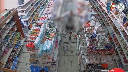 Kamioňákovi na Olomoucku ruply nervy. Rozdal zdarma náklad, vešel do obchodu a zdemoloval ho