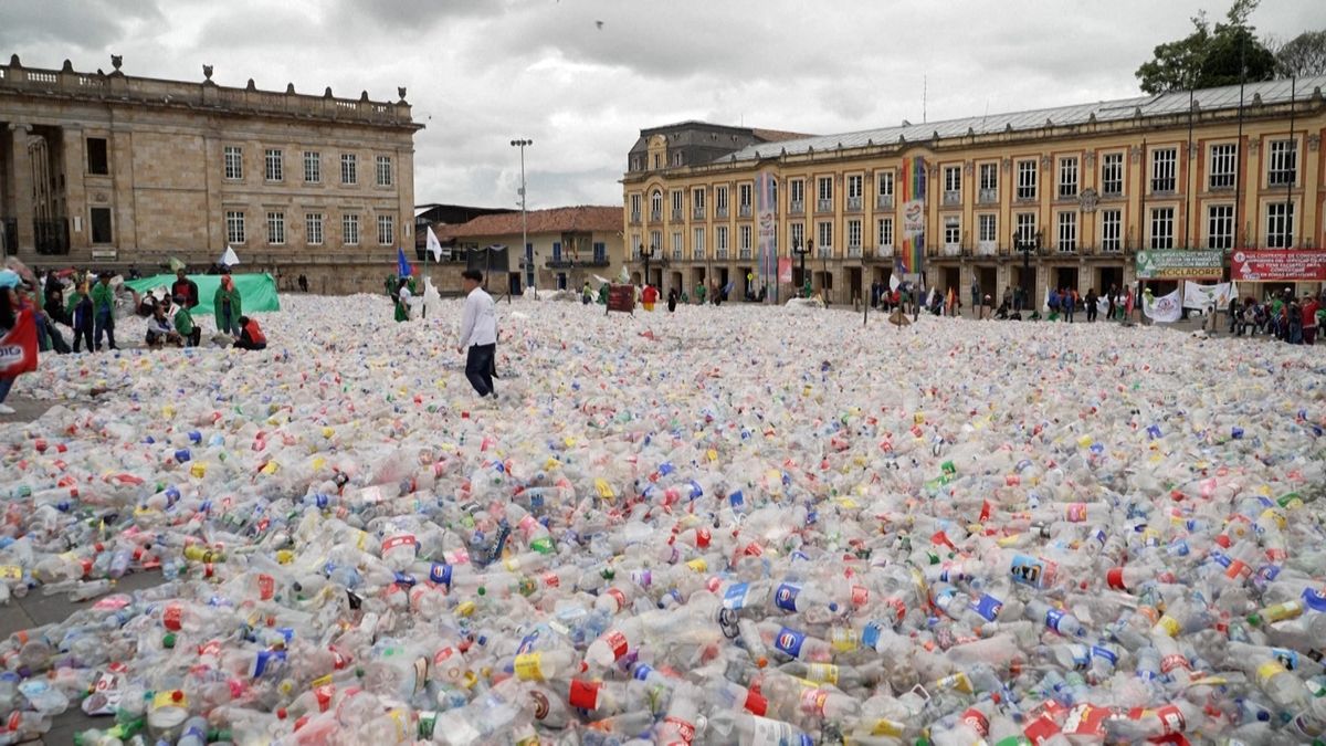 Náměstí v Bogotě zmizelo pod tunami plastů