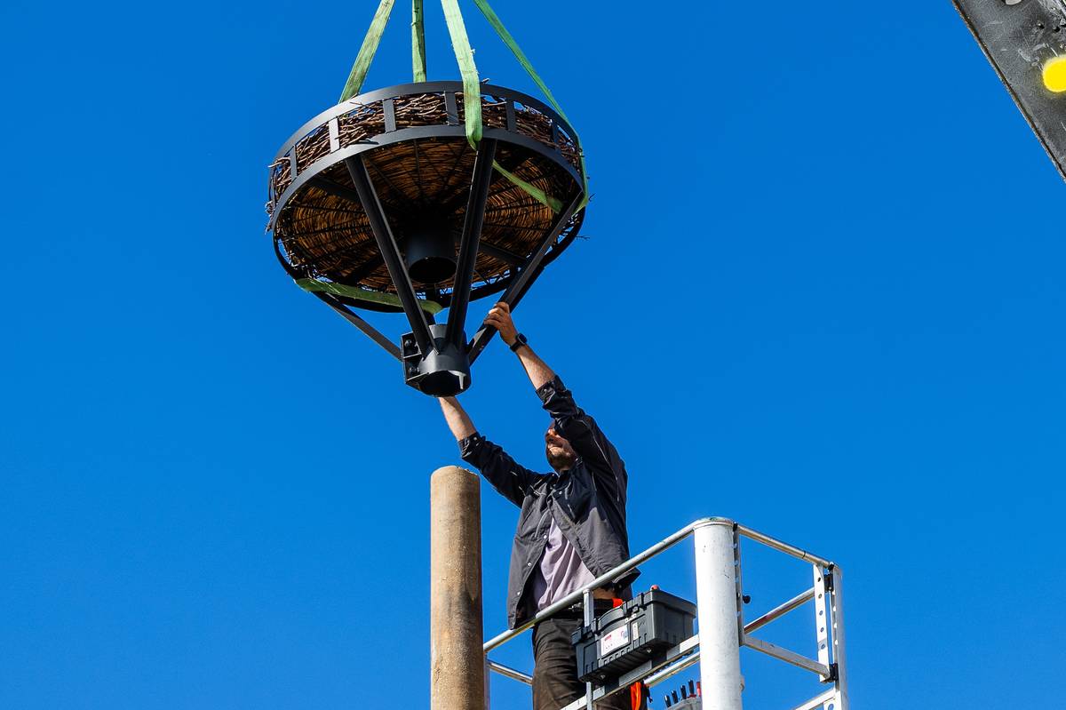 S vynesením konstrukce pomáhala výšková technika.