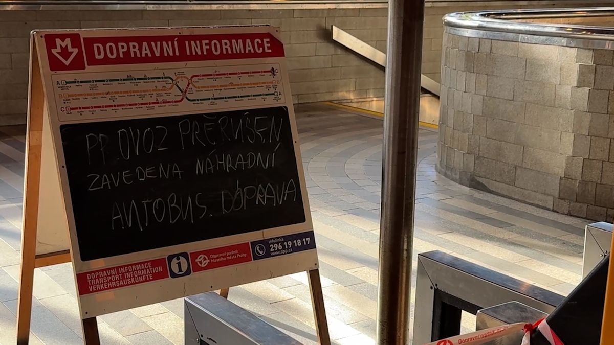 Metro C nejede kvůli porouchanému vozu ve stanici Hlavní nádraží