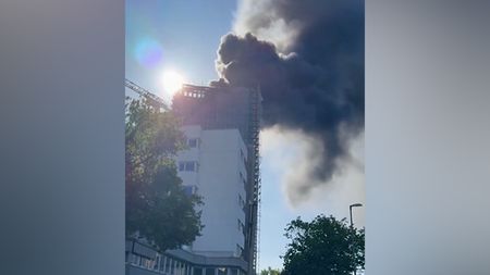 V centru Berlína hoří věžák, ozývají se exploze