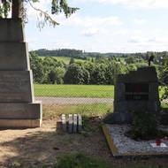 Na hřbitově byl pomník osvobození umístěn vedle památníku vojákům Rudé armády (vpravo). 