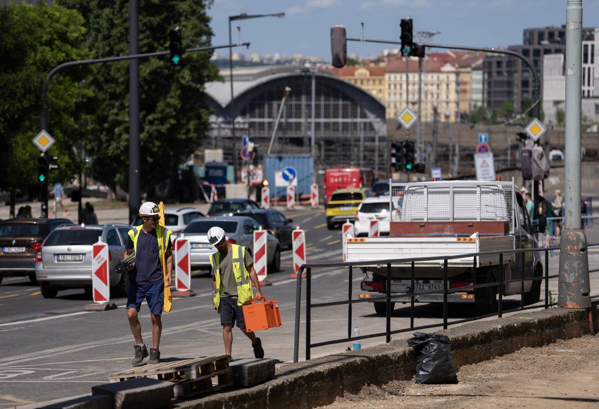 Místo, kde v Legerově ulici zastavovala tramvaj ve směru na Vinohrady, lemují kolony aut.